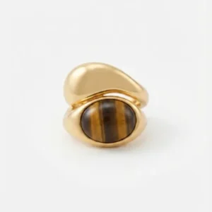 Bague dorée en acier inoxydable ornée d'une pierre naturelle œil de tigre vue packshot studio