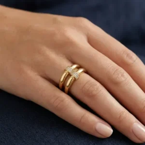 Gros plan sur la bague ajustable double jonc doré pavé de strass au doigt