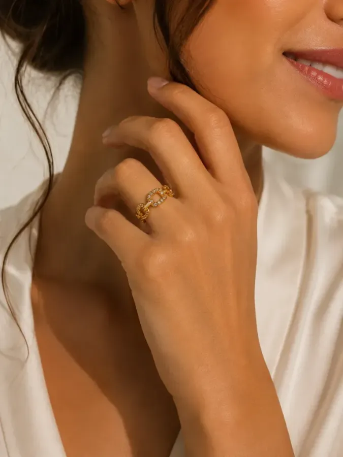 Bague maillons gourmette dorée avec strass portée à la main