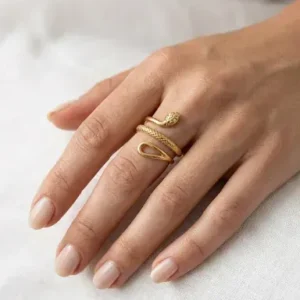 Bague serpent dorée ajustable portée à la main