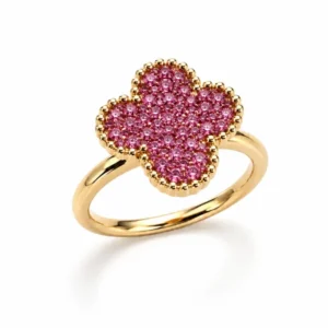Bague dorée en acier inoxydable ornée d'un trèfle pavé de strass rouge rubis