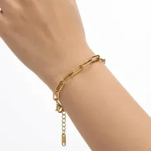 Bracelet maillons trombone doré en acier inoxydable porté au poignet