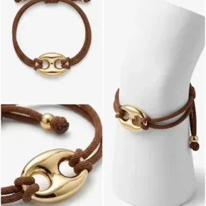 Détail et vue portée du bracelet cordon marron et maillon doré ajustable