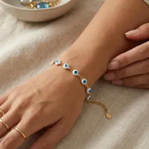 Bracelet perles œil protecteur nazar en acier inoxydable doré porté au poignet