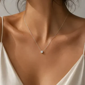 Collier solitaire argenté étincelant porté au creux du décolleté